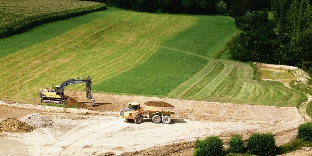 Diese Parzelle wird für die Aufschüttung mit Aushub vorbereitet. Der Humus wird abgetragen und in einem anderen Bereich direkt für die Rekultivierung verwendet.(Bild Heinz Abegglen)