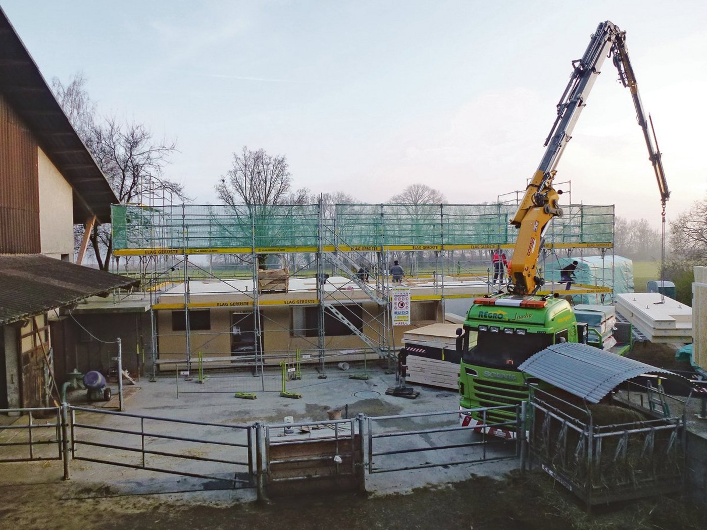 Nach dem Umzug folgte noch ein Umzug, damit das neue Wohnhaus entstehen konnte. Der Wohnteil im ersten Stock bietet eine wunderbare Aussicht auf den See. (Bild zVg)