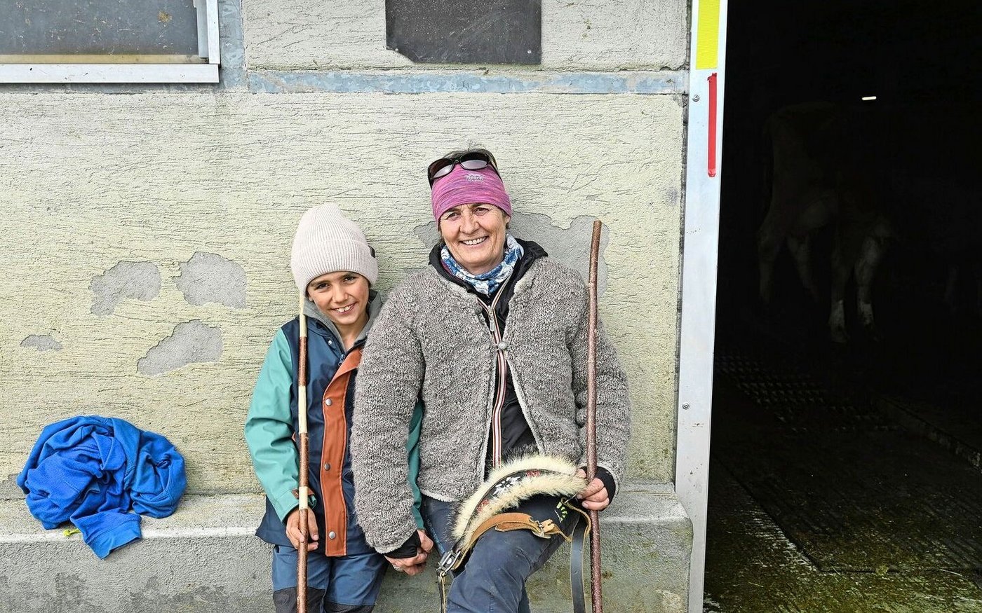 Der achtjährige Gian und seine Grossmutter Sandra Danno freuen sich beim Alpabzug in Brigels dabei zu sein und helfen gerne.