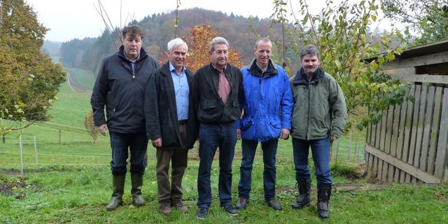 Informieren zur Umsetzung des Gewässerschutzgesetzes (v. l. n. r.): Ferdi Hodel (ZBV), Hans Frei (ZBV), Peter Leumann (FKZ), Andreas Buri (ZBV, betroffener Landwirt) und Urs Denzler (betroffener Landwirt). (Bild zVg)