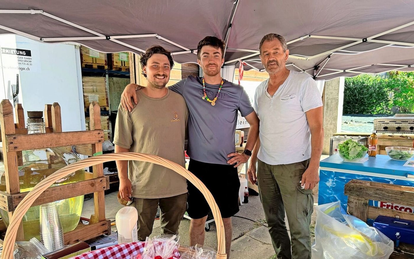 Das Verpflegungsteam mit den Leimbihof-Mitarbeitern Cornelius Vesenmaier und Krystian Japorski sowie Hans Tüfer (v. l.) sorgte für gute Laune.