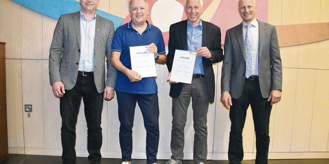 Andreas Vögtli (r.), Präsident Solothurner Bauernverband, und Edgar Kupper (l.), Geschäftsführer ad interim, beglückwünschen die zwei Ehrenmitglieder Heiner Rossel (Zweiter v. l.) und Peter Brügger.