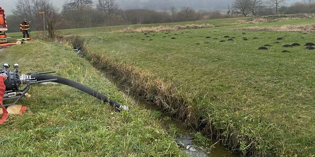 Die Feuerwehr pumpt mit Gülle verschmutztes Wasser aus dem Stigegrabe ab. (Bilder Luzerner Polizei)