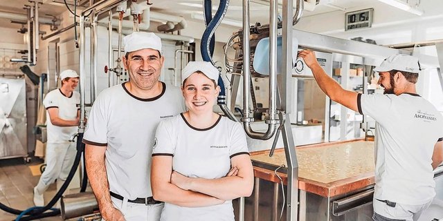 Hans Aschwanden mit Tochter und Betriebsnachfolgerin Selina Aschwanden in der Bergkäserei in Seelisberg.
