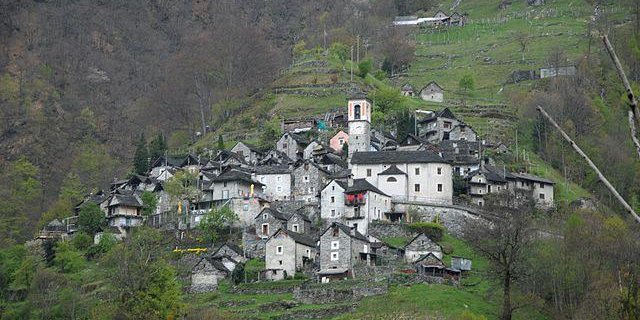 Nur noch 12 Menschen leben in Corippo. Um die Ortschaft vom Aussterben zu bewahren, wird Corippo nun zum Hoteldorf. (Bild Wikimedia)