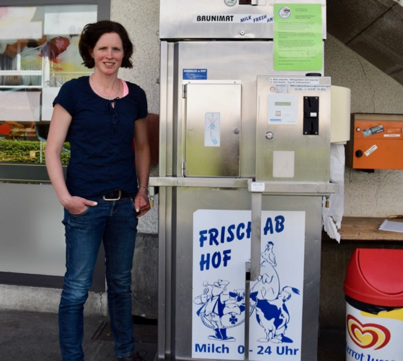 Andrea Tanner-Schwarz vor ihrem Milchautomaten vor der Bäckerei Galli in Steffisburg BE. (Bilder jba)
