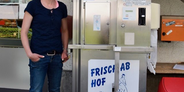 Andrea Tanner-Schwarz vor ihrem Milchautomaten vor der Bäckerei Galli in Steffisburg BE. (Bilder jba)