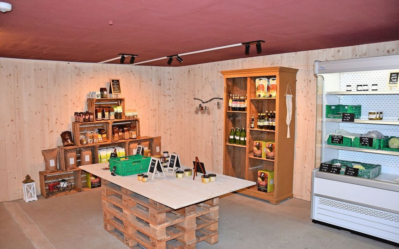 Der Vollzug soll sich auf «landesübliche» Bewirtschaftungsformen stützen – das wirft Fragen auf. Etwa zu Hofläden mit eher regionsuntypischem Sortiment. 