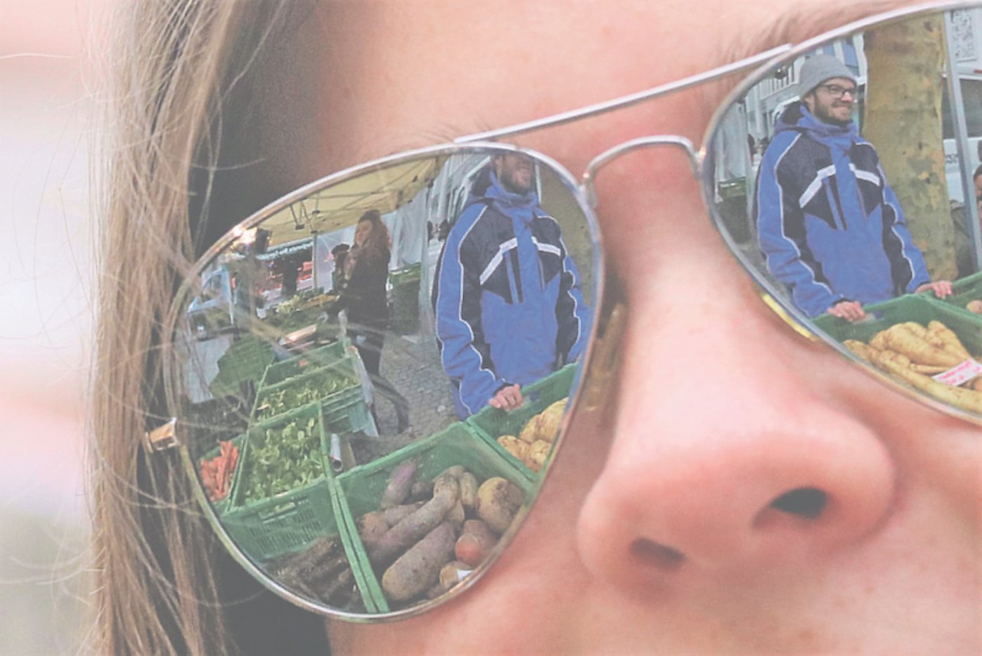 Der Verkäufer und seine Produkte sind in den Fokus einer Kundin geraten: einer von vielen Schritten im Verkaufsprozess. (Bild Ruth Aerni)