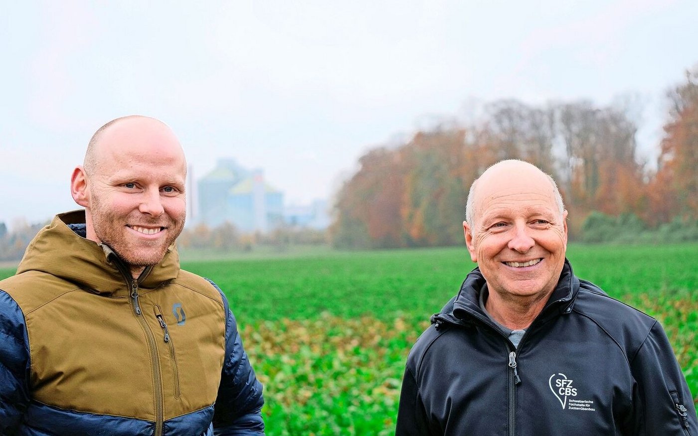 Landwirt Marc Peter (links) und SFZ-Berater Samuel Jenni (rechts) auf dem Feld vor der Aarberger Zuckerfabrik.
