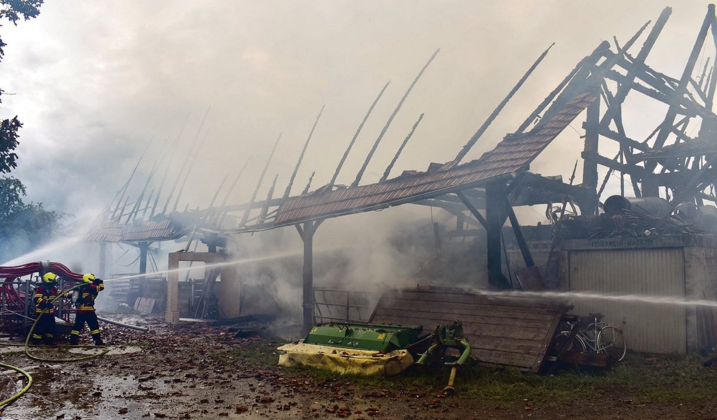 Wenn es in der Landwirtschaft brennt, sind die Schäden meistens gross: Scheunenbrand in Ballwil am 17. Juni. (Bild Luzerner Polizei)