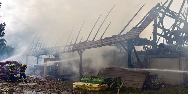 Wenn es in der Landwirtschaft brennt, sind die Schäden meistens gross: Scheunenbrand in Ballwil am 17. Juni. (Bild Luzerner Polizei)