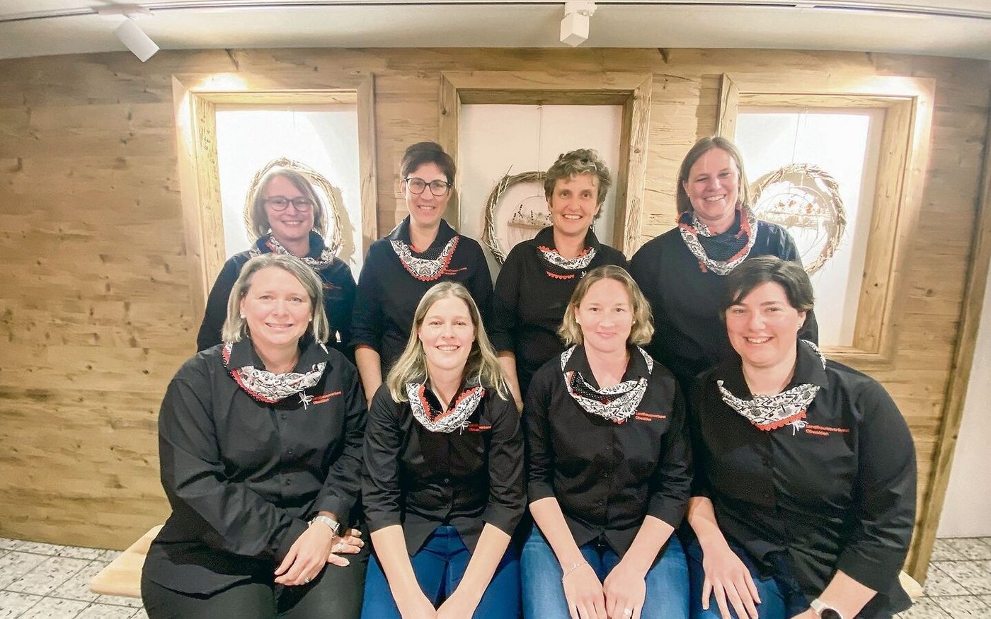 Der komplette Vorstand der Landfrauen Obwalden mit den Co-Präsidentinnen Fränzi Gasser (unten links) und Petra Rohrer (oben rechts). 