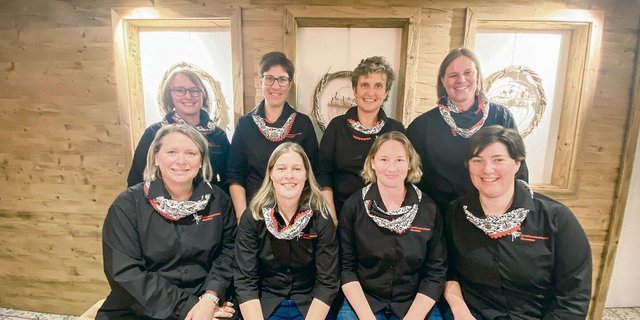 Der komplette Vorstand der Landfrauen Obwalden mit den Co-Präsidentinnen Fränzi Gasser (unten links) und Petra Rohrer (oben rechts). 