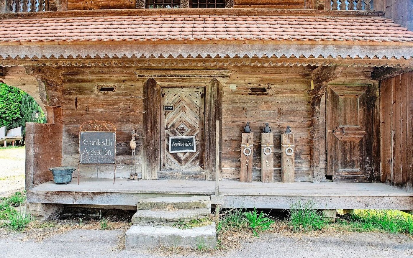 Der urchige Eingang lädt Wander(innen) zum Schauen ein.