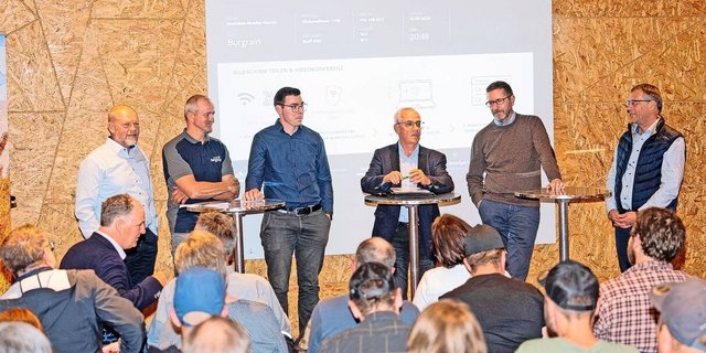 Die Podiumsteilnehmer (v. l.): Remo Petermann, BBZN Schüpfheim; Andreas Nussbaumer, Landwirt Burgrain; Raphael Heini, LBV; Moderator Josef Scherer, BauernZeitung;  Thomas Meyer, Lawa, und Pirmin Furrer, Geschäftsführer ZMP. 