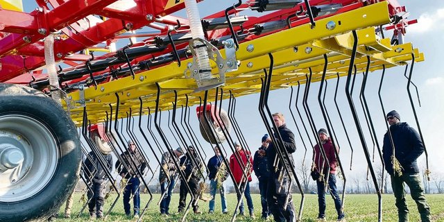 Vorführung von modernen Präzisions-Striegelgeräten im Einsatz in Winterweizen bei der Chamau.   