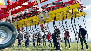 Vorführung von modernen Präzisions-Striegelgeräten im Einsatz in Winterweizen bei der Chamau.   