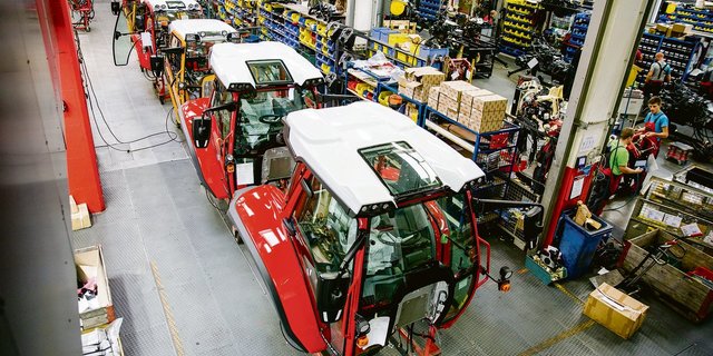 Wer einen neuen Traktor bestellt hat, muss sich wegen der Corona-Pandemie in Geduld üben. Auch bei Lindner wurde die Produktion vorübergehend eingestellt. (Archivbild Mareycke Frehner)