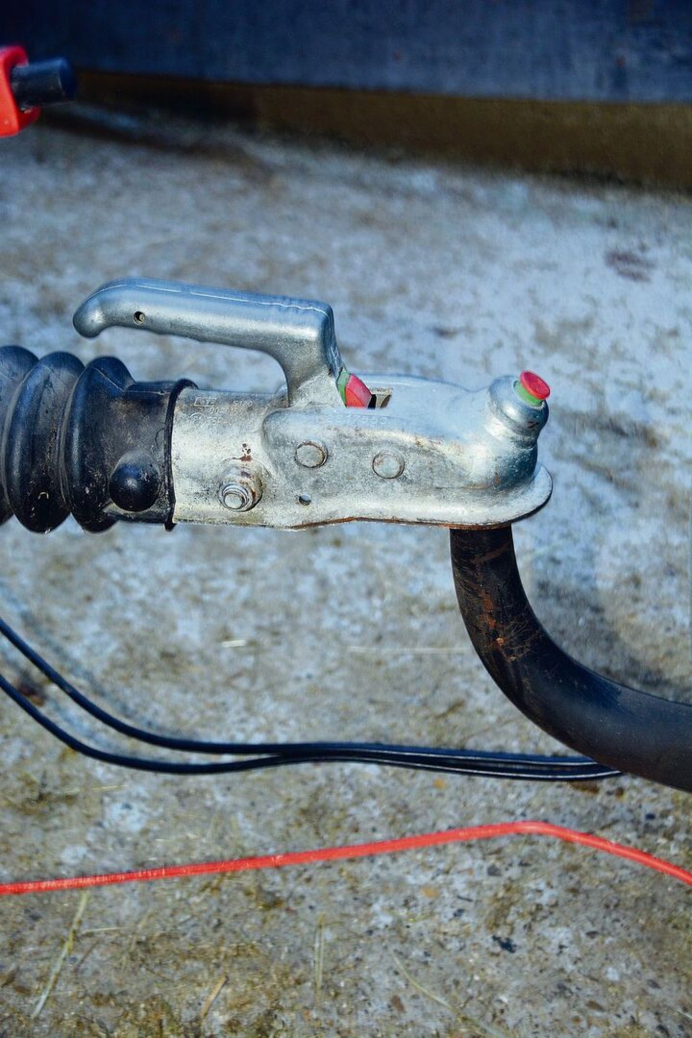 Die Reissleine zum Anhänger (rot) muss montiert sein, und zwar vorschriftskonform. 