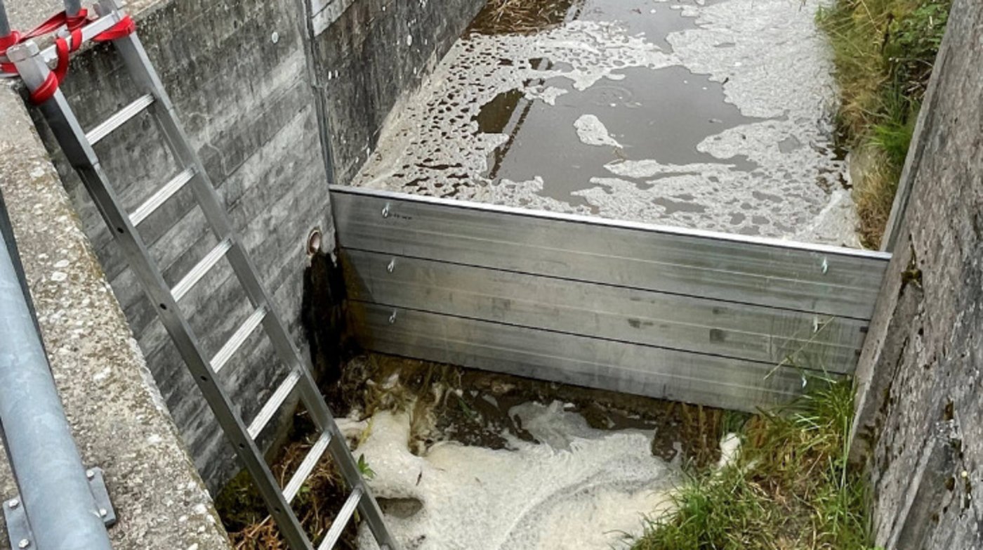 Dank der von den Einsatzkräften errichteten Sperre konnte verhindert werden, dass Jauche auch der Untersee gelangte. (Bild Kapo TG)