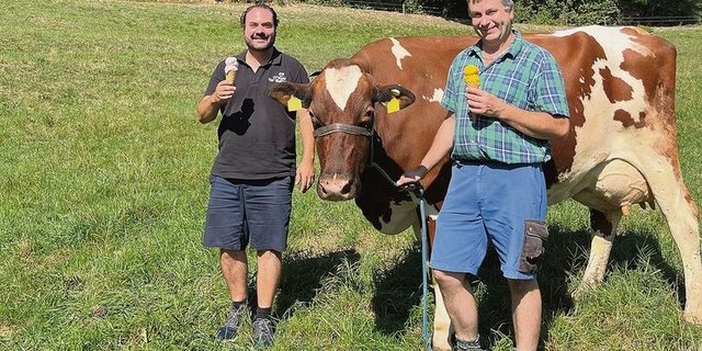 Roger Holzer (links) und Hans Jörg Haller produzieren und geniessen gemeinsam Glace.