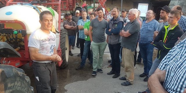 Marcel Weber (links) erklärt, wie mit technischer Nachrüstung die Pflanzenschutzmittel sauber in die Spritze eingebracht werden können. (Bild Salome Preiswerk-Guhl)