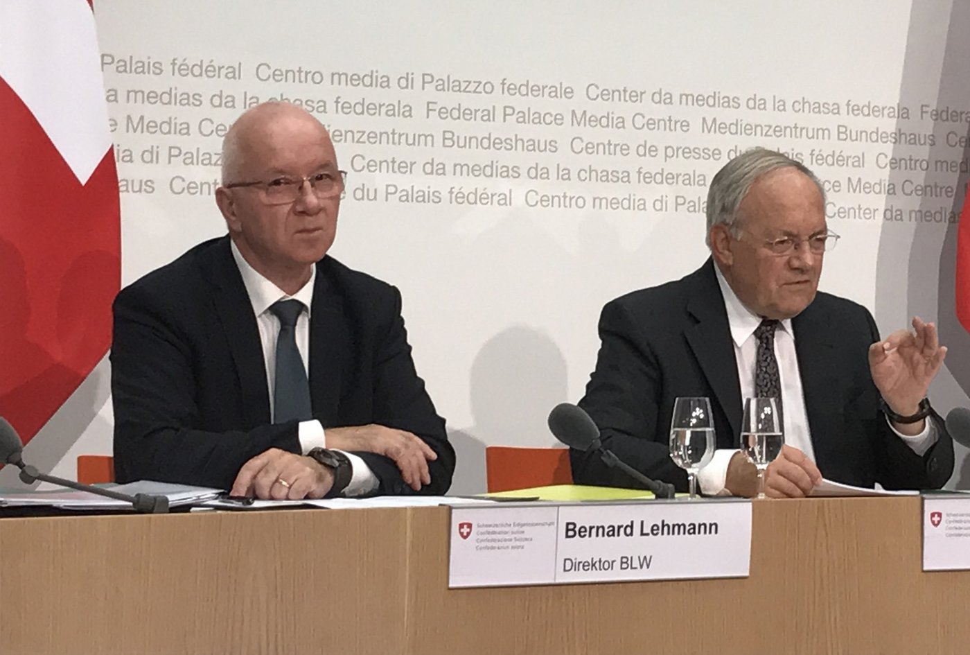 Der abtretende BLW-Direktor Bernard Lehmann mit Ex-Chef Johann Schneider-Ammann. (Bild Archiv)