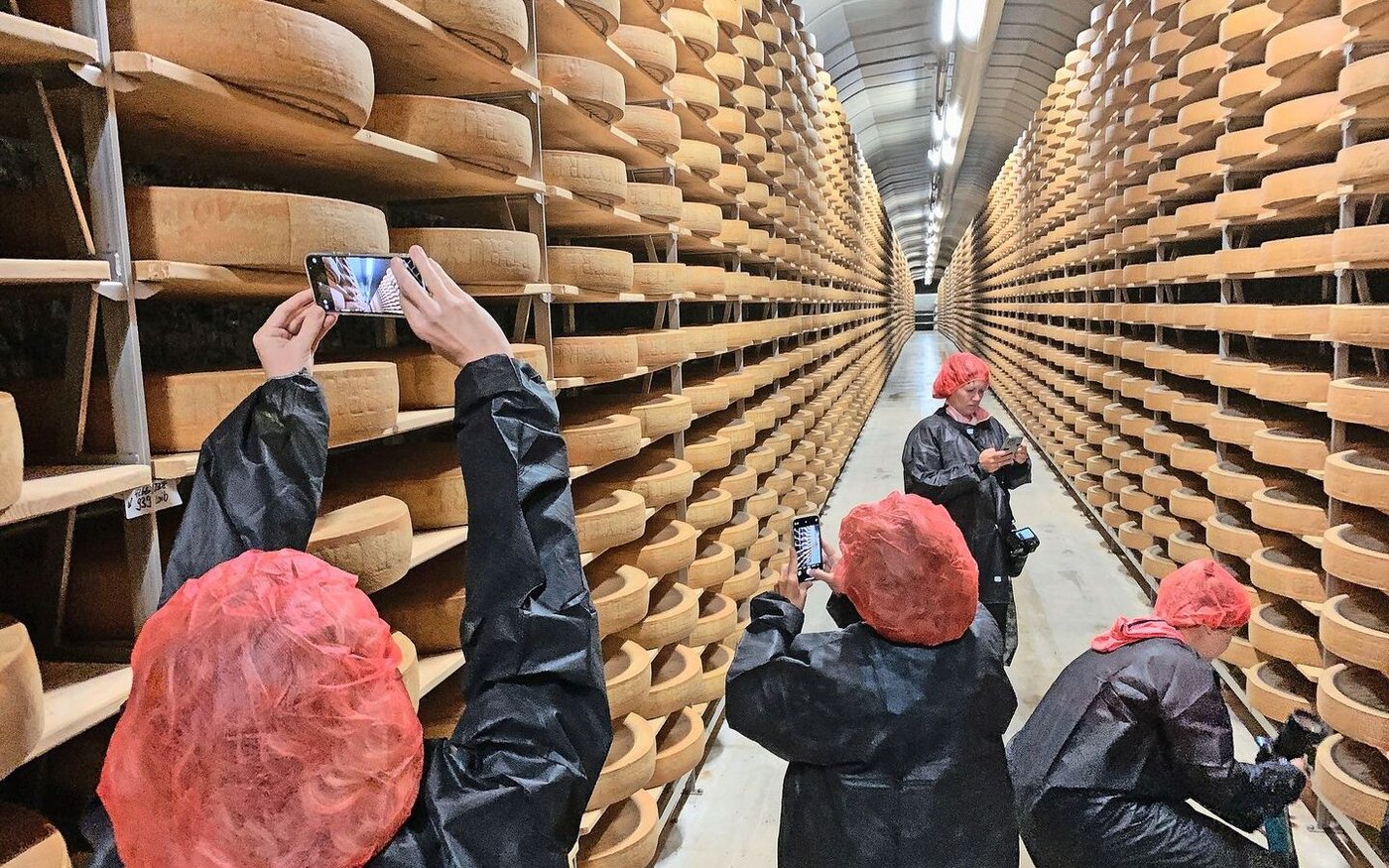 Interessierte internationale Agrarjournalisten bei der Emmi in der Sandsteinhöhle Kaltbach.