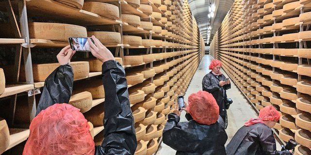 Interessierte internationale Agrarjournalisten bei der Emmi in der Sandsteinhöhle Kaltbach.