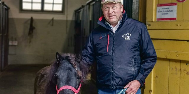 Tierarzt Beat Wampfler kennt die Problematik, mit der Mini-Shetland-Pony Lucky zu kämpfen hat, nur zu gut. Keine konkrete Aufgabe, mangelnde Bewegung und Übergewicht haben das Pony krank gemacht.  (Bilder Simone Barth)