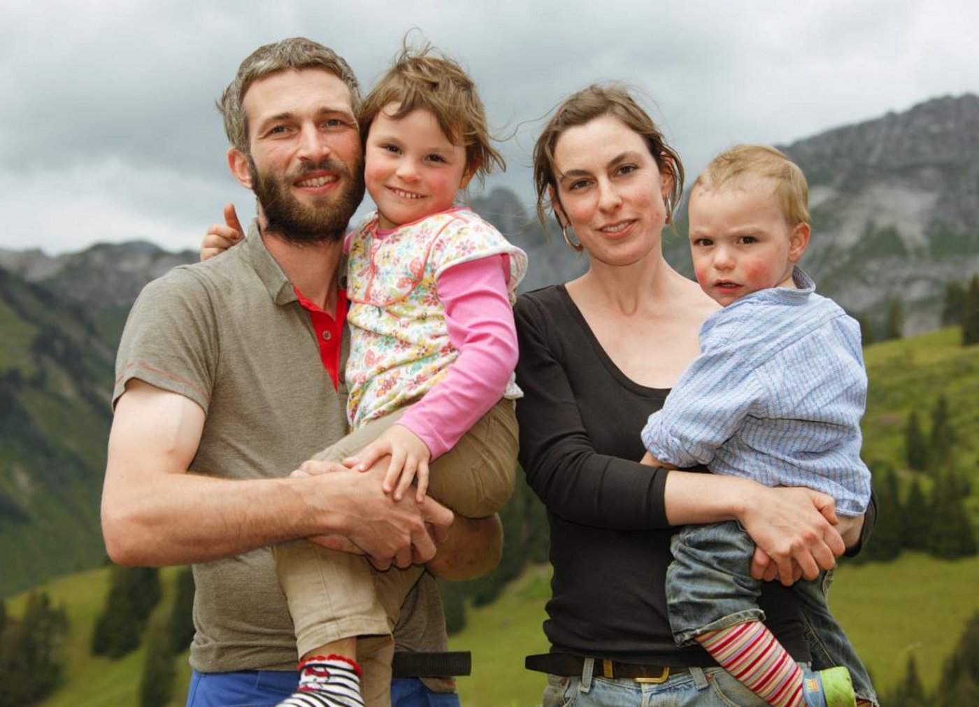 Dänu und Anna haben den Alpvertrag für doe Alp Gugglen-Geissrück unterschrieben. Er ist skeptisch, sie optimistisch. (Bilder SRF)