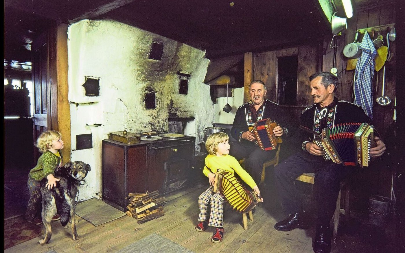 Rees Gwerder (l.) und Josef Inderbitzin üben gemeinsam mit Gwerders Enkelin Rita Schwyzerörgeli. 