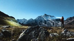 Nachteinsatz im Gebirge: Seit 2021 investierten Freiwillige über 60 000 Stunden in die Unterstützung des Herdenschutzes.