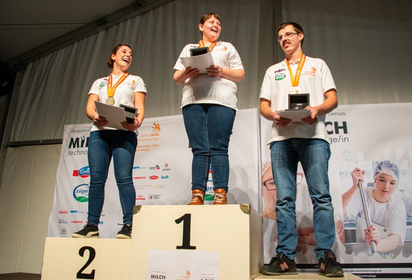 Charlotte Fringeli gewinnt vor Camille Maimone und Guillaume Barras die ersten Swiss-Skills der Milchtechnologen. (Bild hja)