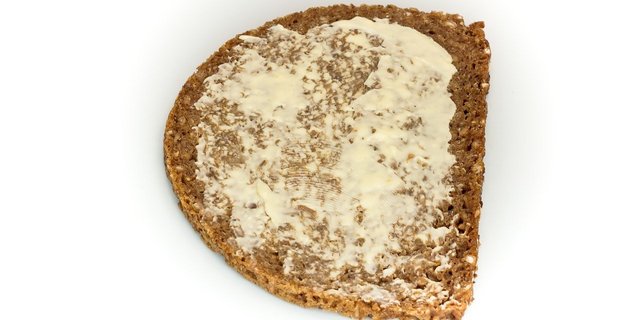 Die Milchproduktion in der Schweiz ist leicht steigend. Solange das weisse Gold aber bevorzugt verkäst wird, muss man das Butterbrot gelegentlich mit Importware schmieren. (Bild Taken/Pixabay)