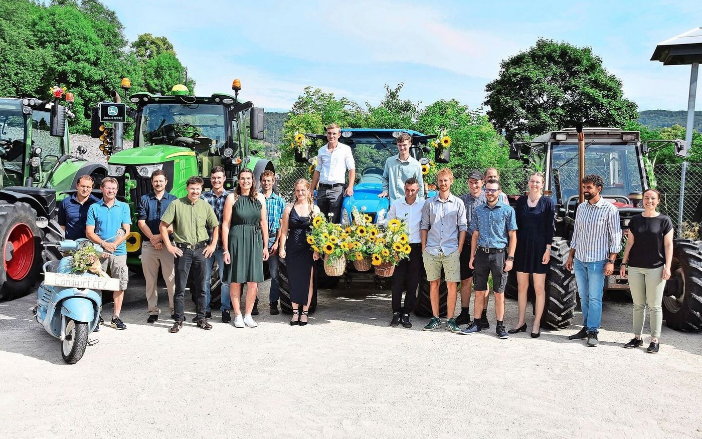 Die erfolgreichen Absolventinnen und Absolventen mit ihren Lehrerinnen und Lehrern.