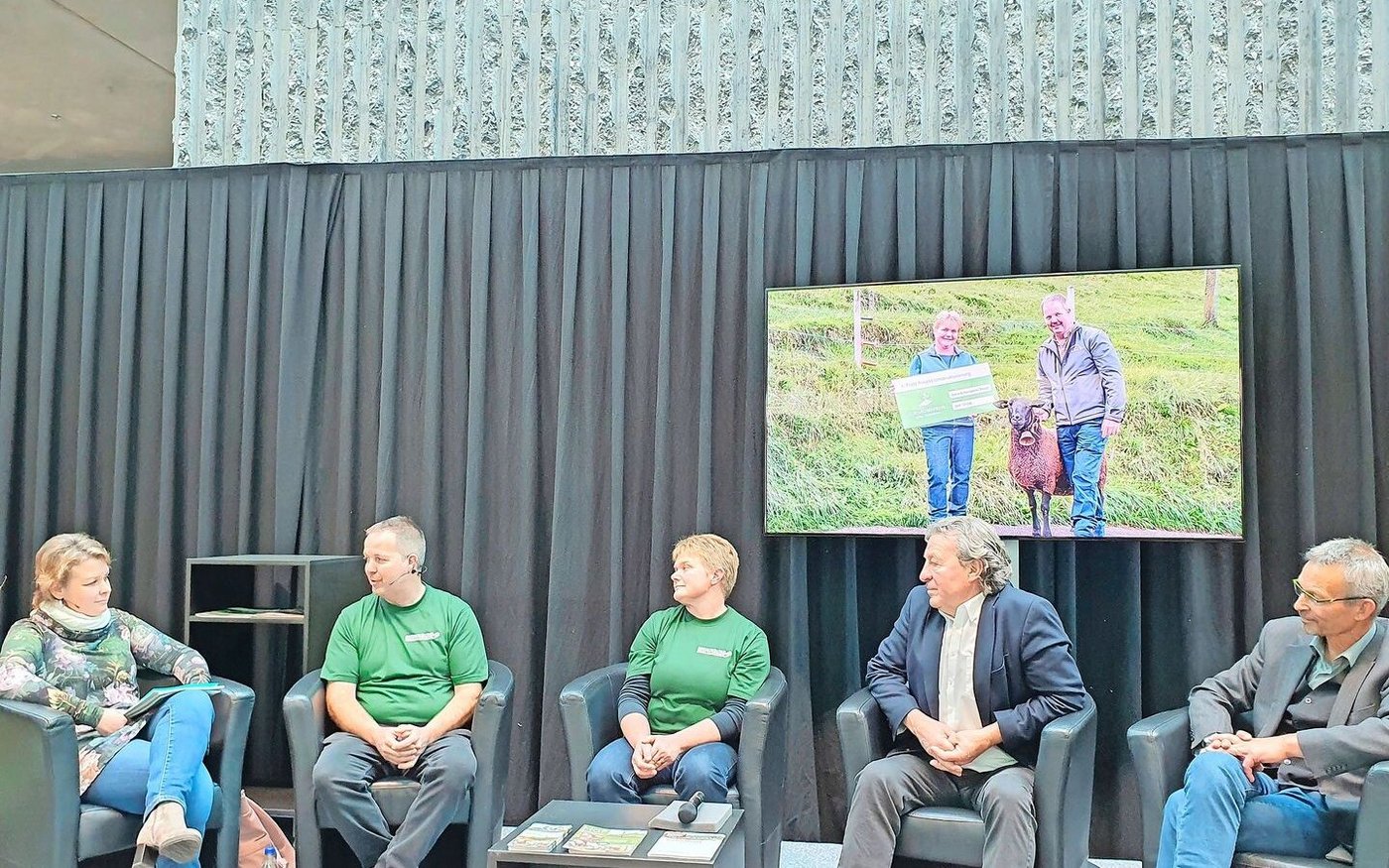 Hanspeter und Doris Blaser (2. u. 3. v.l.) sind für die zukunftsträchtige Umstrukturierung ihres Betriebes gewürdigt worden. Auf dem Podium sprechen sie mit Simone Barth und den beiden Jurymitgliedern Andreas Stalder und Urs Brändli über ihren Weg.  