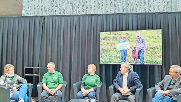 Hanspeter und Doris Blaser (2. u. 3. v.l.) sind für die zukunftsträchtige Umstrukturierung ihres Betriebes gewürdigt worden. Auf dem Podium sprechen sie mit Simone Barth und den beiden Jurymitgliedern Andreas Stalder und Urs Brändli über ihren Weg.  
