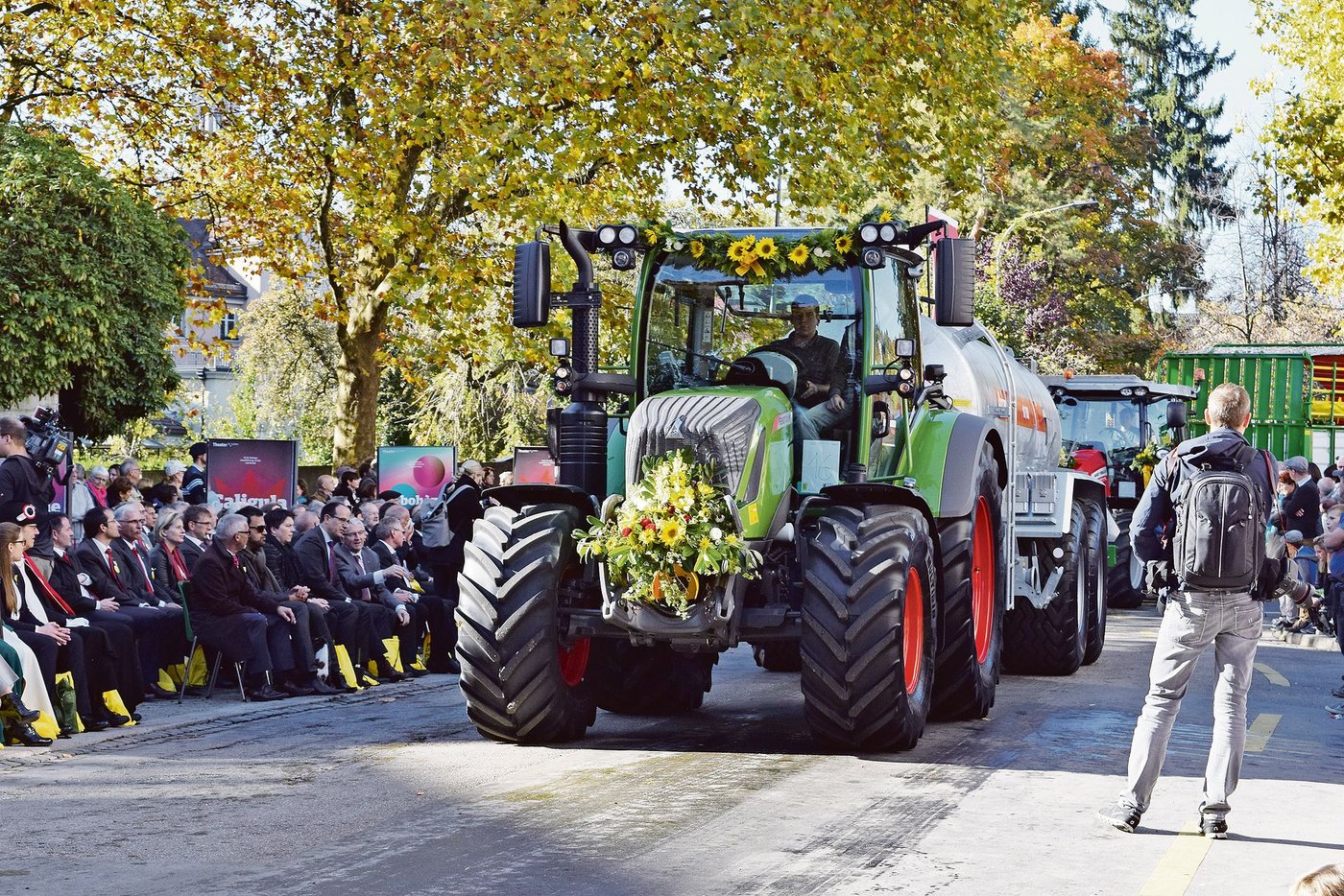 Ein Bild, das man sich im Moment nur schwer vorstellen kann: Viele Menschen säumen die Strassen und verfolgen den Umzug des Olma-Gastkantons mit. (Bild Stefanie Giger)