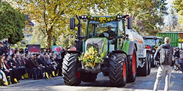 Ein Bild, das man sich im Moment nur schwer vorstellen kann: Viele Menschen säumen die Strassen und verfolgen den Umzug des Olma-Gastkantons mit. (Bild Stefanie Giger)
