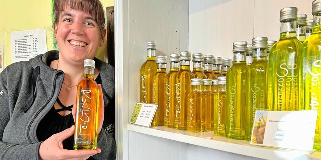 Stolz zeigt Anja Zingg im Hofladen die Flaschen mit dem kalt gepressten Raps- und Sonnenblummenöl.