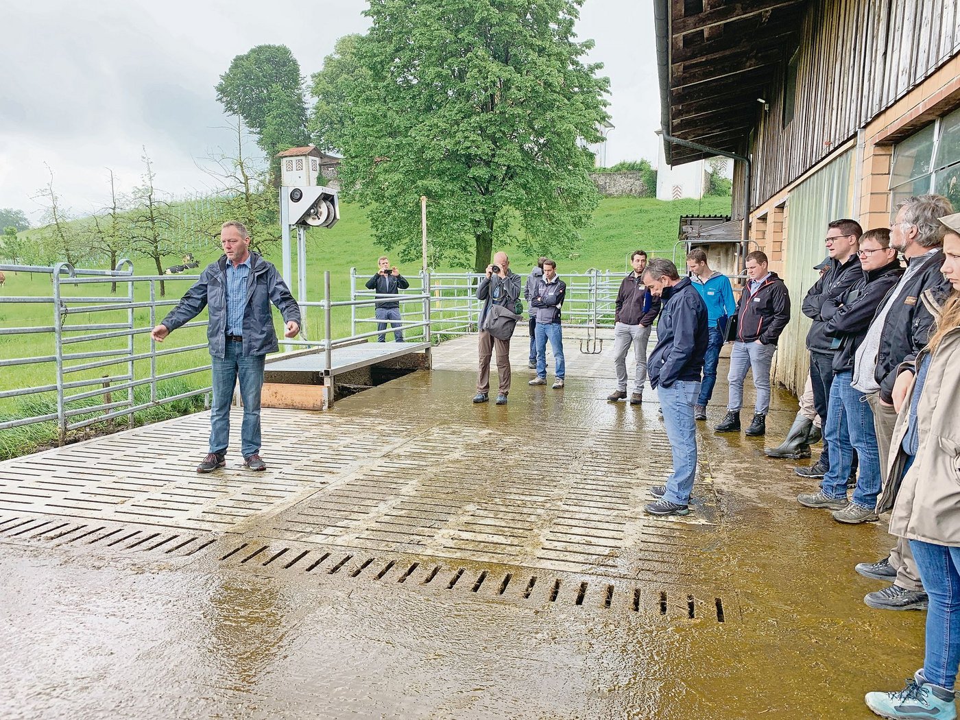 Alois Niederberger erklärt über dem Laufhof für das Rindvieh, wie viele Umspülkanäle darunter noch eingebaut wurden. 