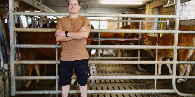 Tobias Höltschi hat mit seinem hängenden Schiebegatter nicht nur die Ruhe im Stall erhöht, sondern auch für Sicherheit gesorgt.  