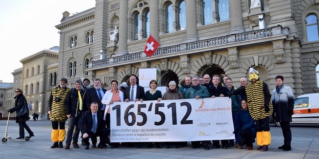 Die Organisatoren freuen sich, dass sie 165'512 Unterschriften zusammengebracht haben. (Bild jba)