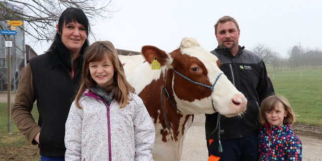 Lächeln fürs Foto; der Verkauf ihres Milchviehs macht Familie Hasler weniger Freude. (Bild Ruth Aerni)
