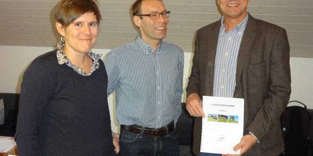 Markus Baumann vom Landwirtschaftsamt Uri überreicht das Dossier an Simon Hasler und Franziska Grossenbacher vom Bundesamt für Landwirtschaft. (v.r.)