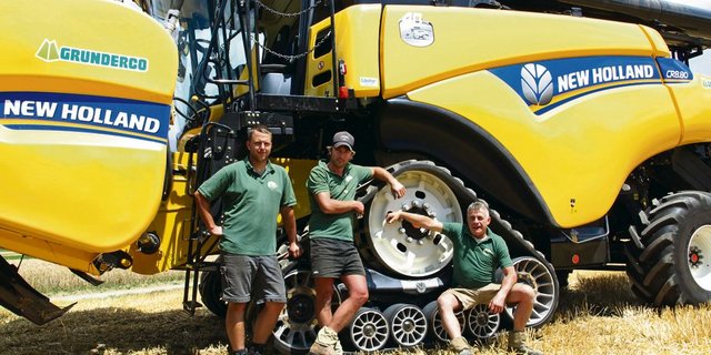 Die beiden Betriebsleiter der «BG Weidmann und Peter» Florian Peter (Mitte) und Nocki Weidmann (rechts) posieren vor dem New Holland CR 8.80 mit Raupenfahrwerk. Links der Angestellte Yves Ehmann. (Bilder Ursina Berger-Landolt