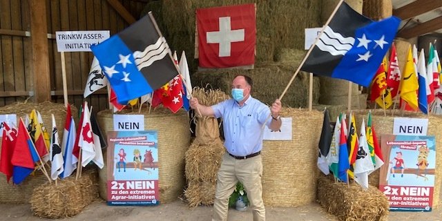 Der ehemalige Aargauer Bauernpräsident Alois Huber schwenkt die Fahnen seines Kantons, als klar ist, dass der Aargau ebenfalls zweimal Nein sagt. (Bilder akr)