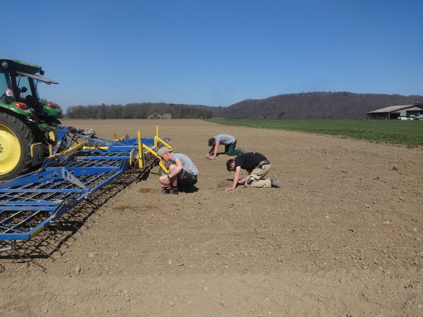 Simon Ruch aus Mauren TG (vorne) sucht mit seinen Arbeitskollegen nach den ausgesäten Rübensamen, um zu beurteilen, wie nahe unter der Erdoberfläche sie bereits sind. (Bilder zVg)